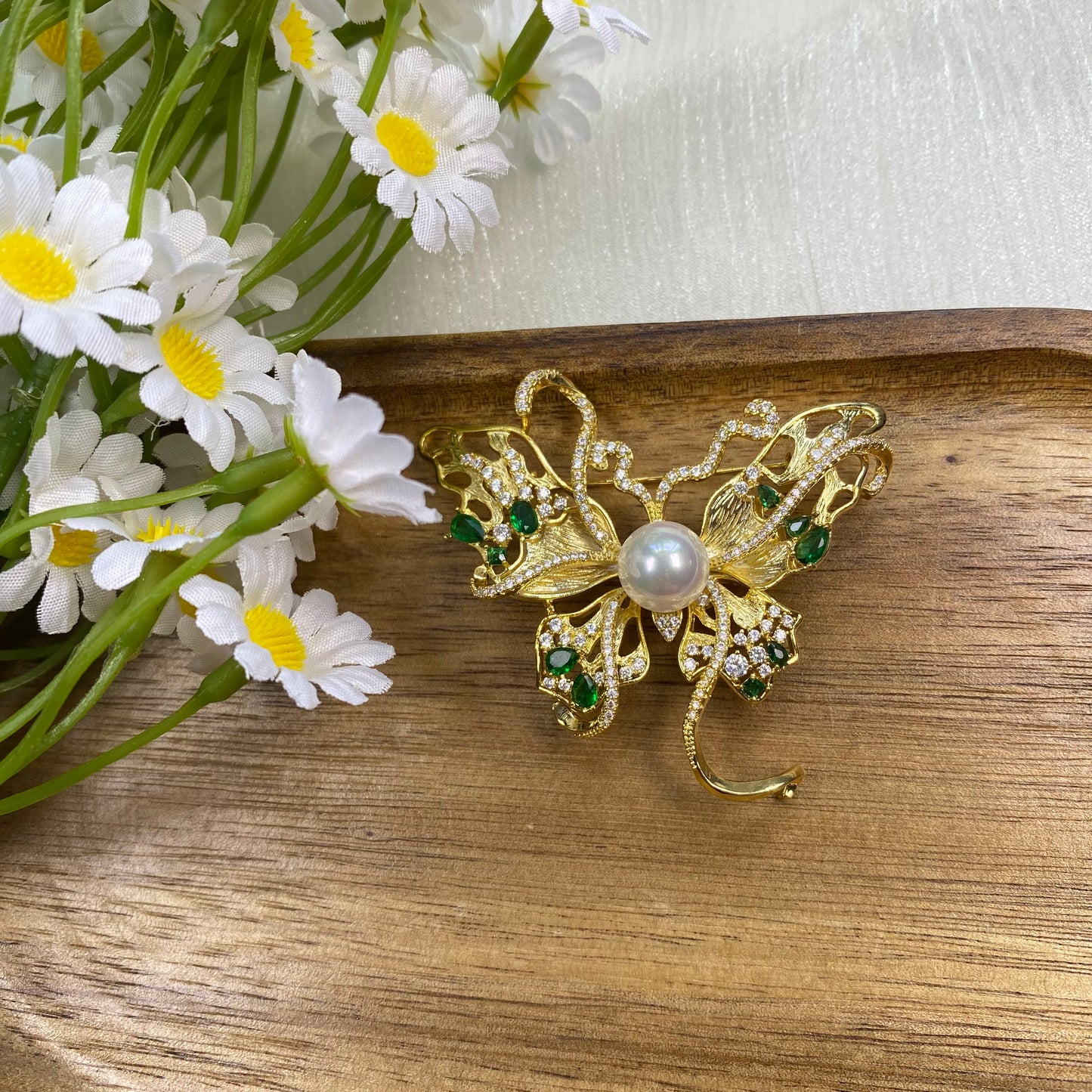 Nacrebloom Freshwater Pearl Brooch 9.5mm-10.0mm Emerald butterfly Pearl Pin