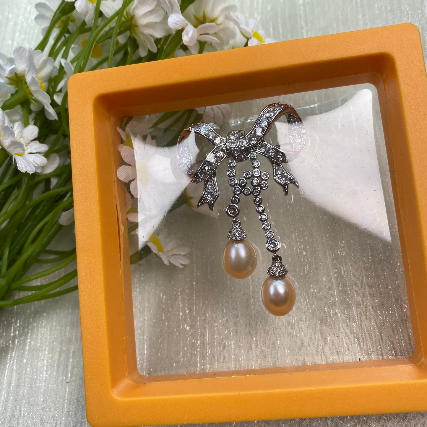 Nacrebloom Freshwater Pearl Brooch 9.5mm-10.0mm Bows and teardrop-shaped ornaments Pearl Pin