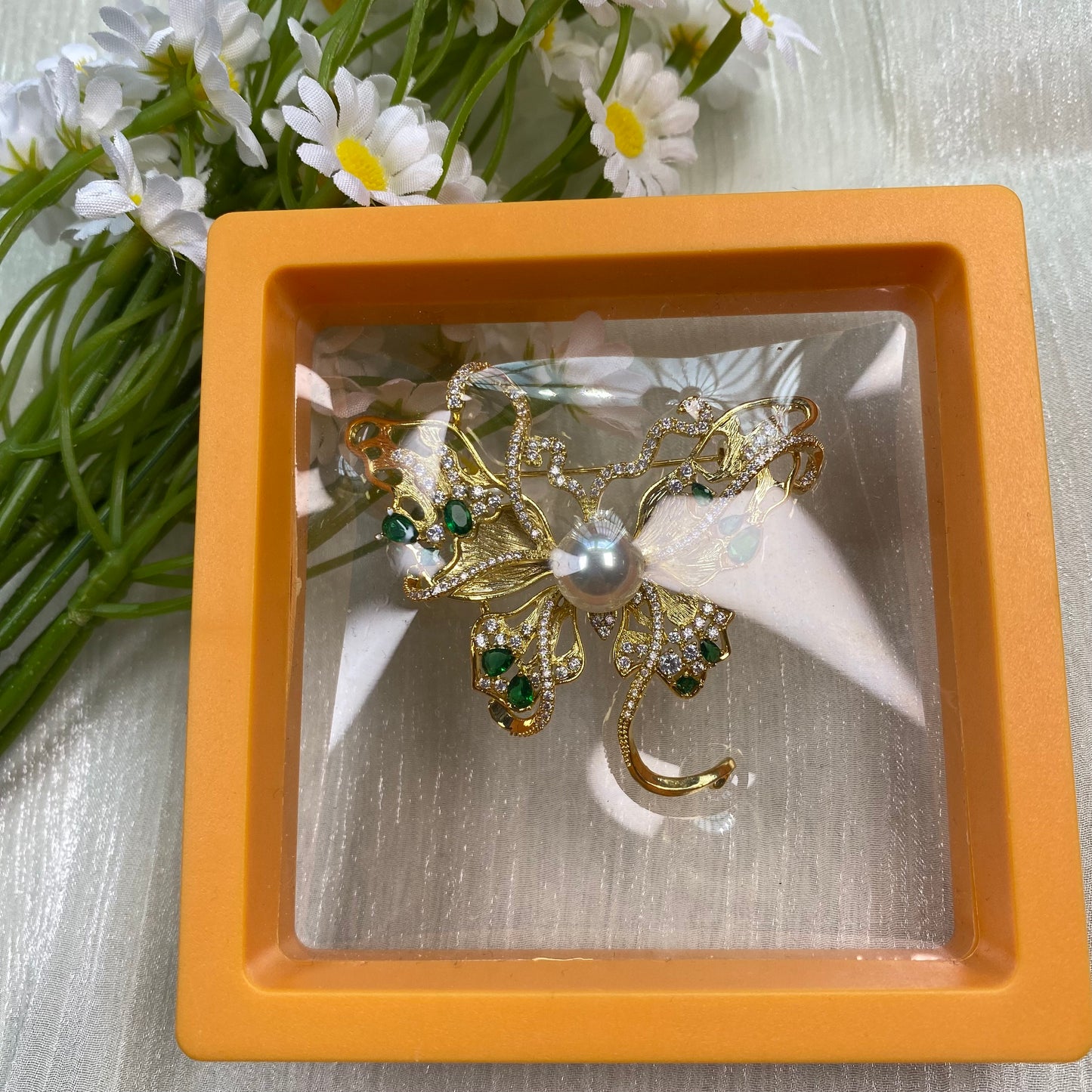 Nacrebloom Freshwater Pearl Brooch 9.5mm-10.0mm Emerald butterfly Pearl Pin