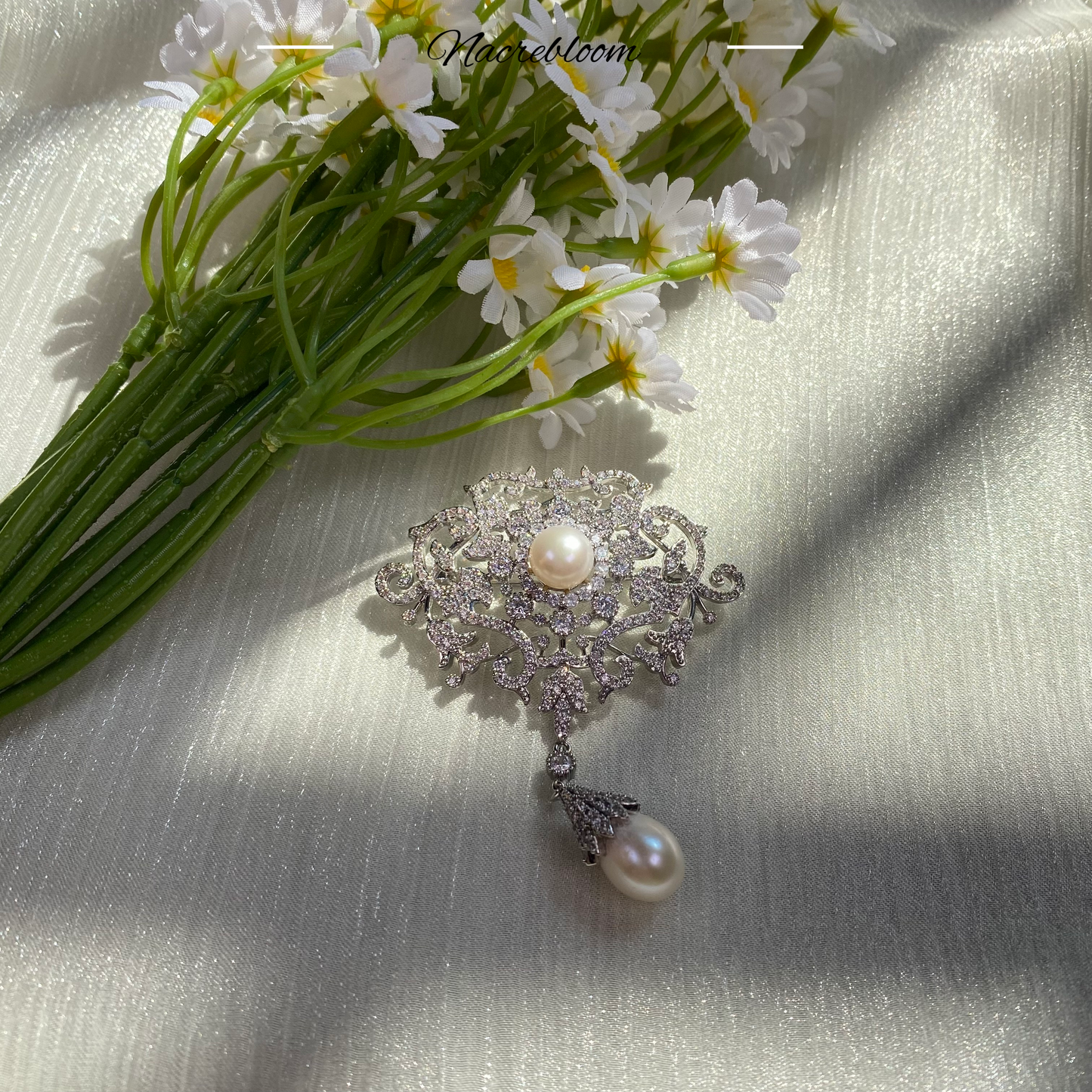 Nacrebloom Freshwater Pearl Brooch 9.5mm-10.0mm Modern Minimalist Pearl Pin