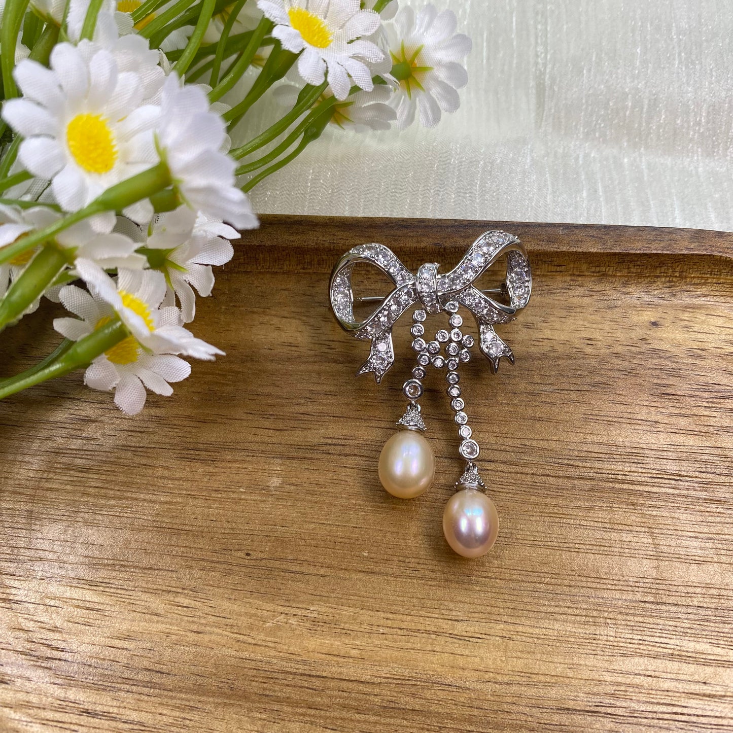 Nacrebloom Freshwater Pearl Brooch 9.5mm-10.0mm Bows and teardrop-shaped ornaments Pearl Pin
